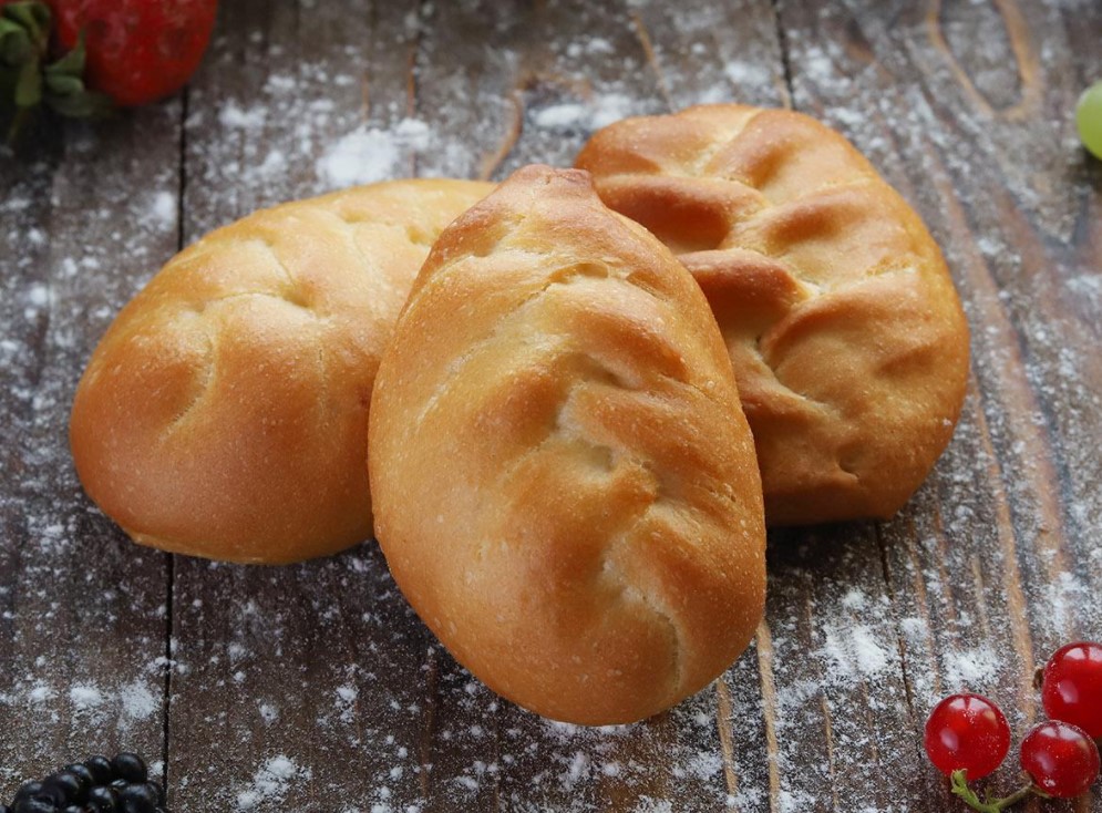 Печеные пирожки с брусникой и яблоками