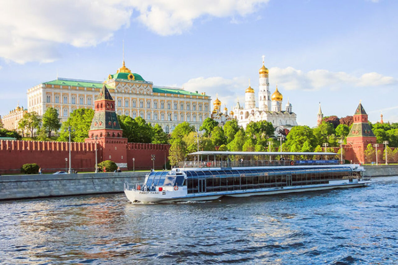 Прогулка по центру москвы. Прогулки по Москве-реке River Palace. Речная прогулка по Москве River Palace. Речные прогулки по Москве на Ривер. Ривер Палас теплоход.