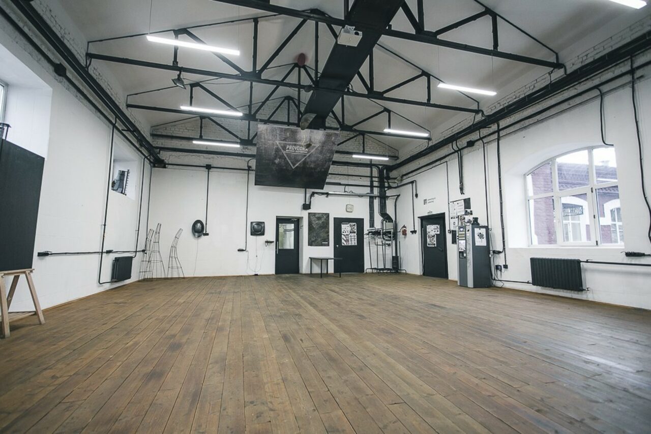 Завод кристалл интерьеры. Завод кристалл москва внутри. Завод кристалл лофт. Кристалл лофт калуга. Коворкинг художественная студия.