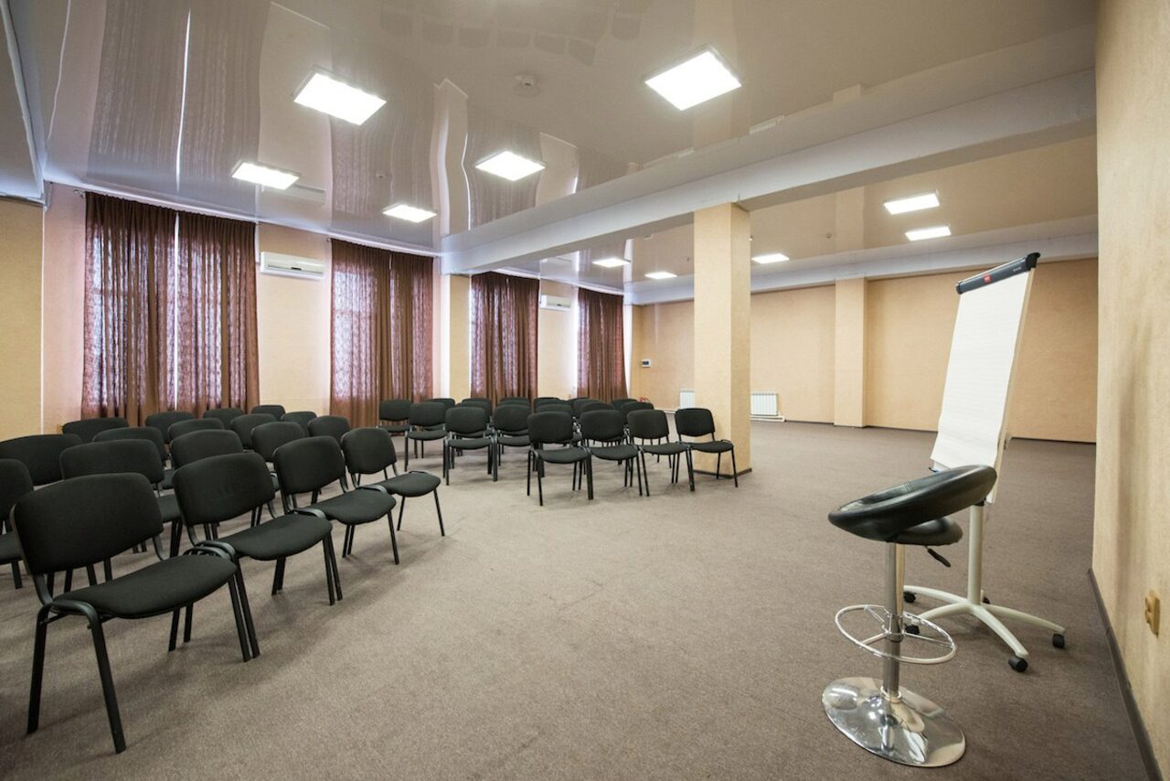 Аренда зала новосибирск. Залы для тренингов. Зал для проведения семинаров. Зал для тренингов и семинаров. Стеклянный зал для семинара.