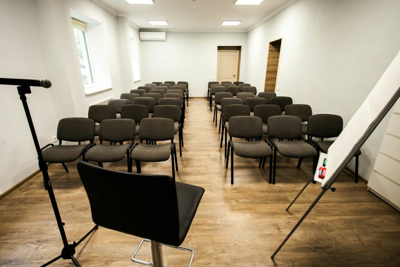 Стулья для семинаров и тренингов. Кабинет для семинаров. Конференц залы на Таганской. Зал для тренинга в аренду Москва на 20 человек.
