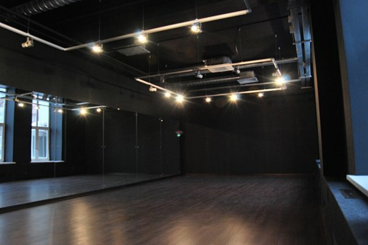 Яркость зале. Танцевальный зал освещение. Хореографический зал. Темный зал для танцев. Подсветка танцевального зала.