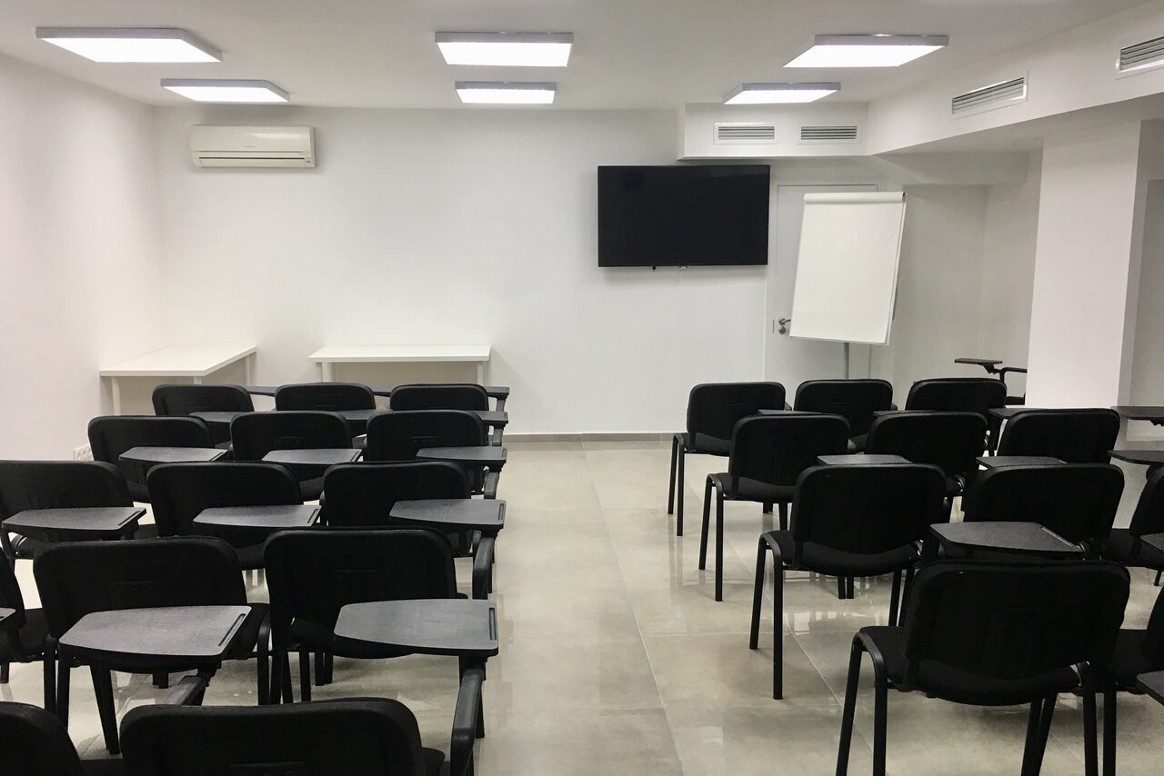 Тренинг зал москва. Учебные залы в аренду. Криолан помещение.