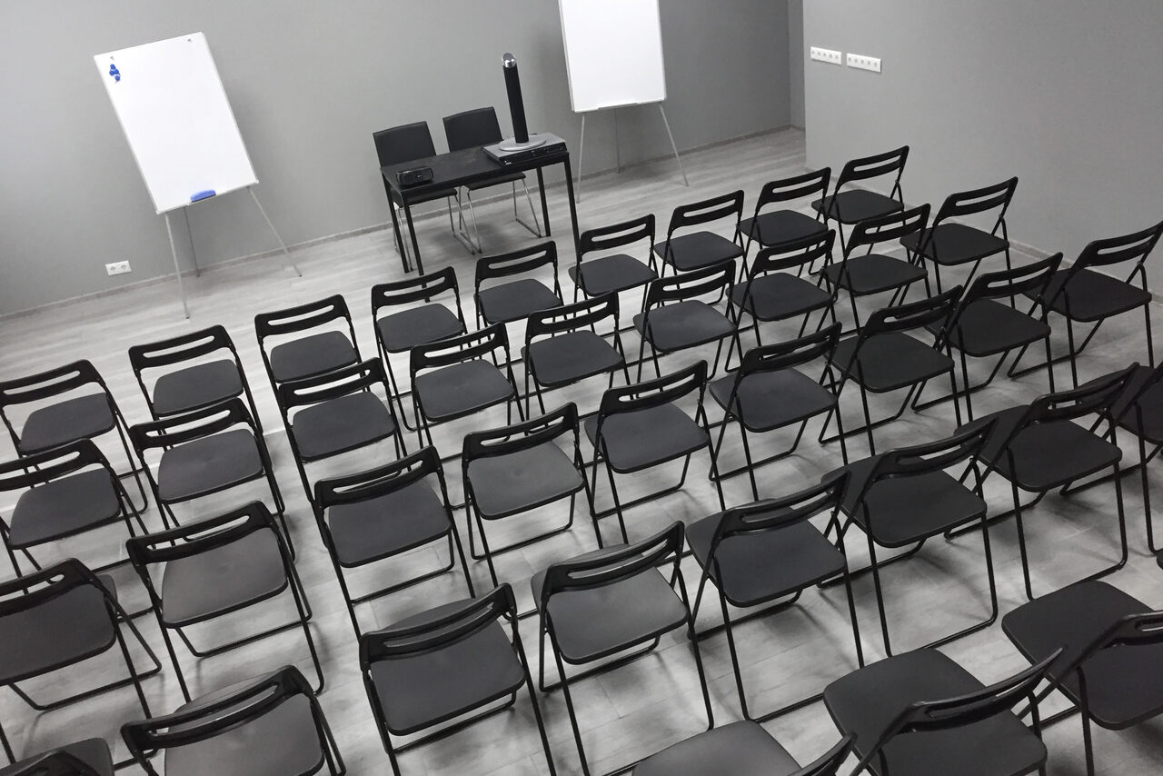 Аренда тренинг москва. Бизнес тренинг лофт. Кленовы1 зал. Назначение зал. Аренда зала на 15 чел для тренинга.