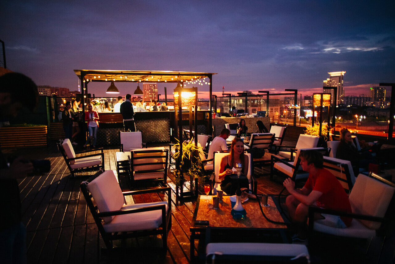 Кафе на крыше в москве. Бары на крыше в москве. Ресторан с куполами на крыше ростов-на-дону. Кафе ресторан на крыше. Вертиго бангкок ресторан.