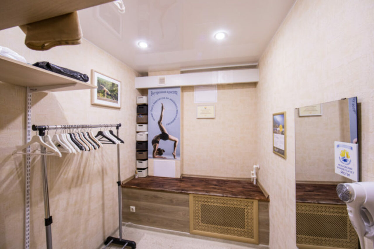 Студия свао. Простой вариант раздевалки в йога студии. Парикмахерские свао. Снежная улица 19 к2 москва. Организация раздевалки в студии йоги идеи.