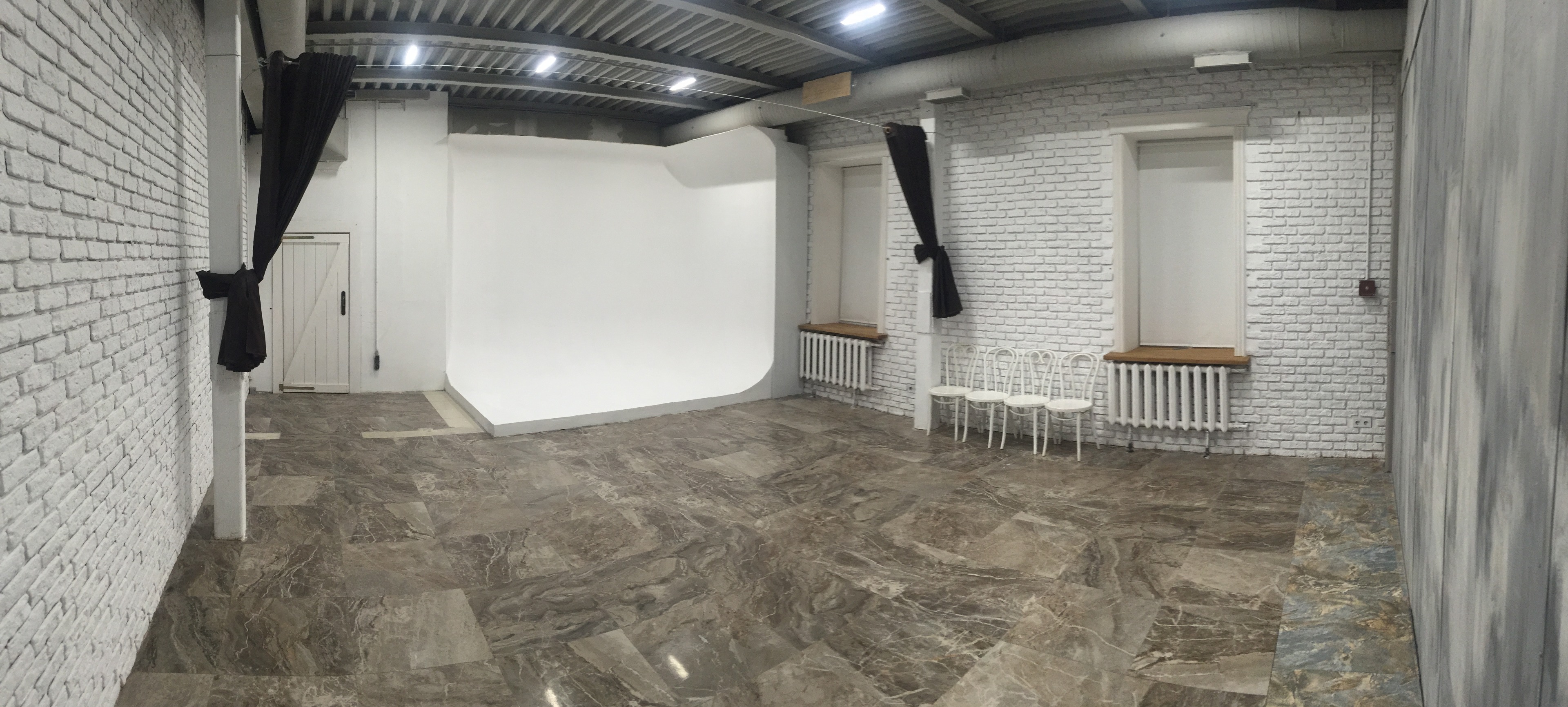 Фотостудии на Китай городе. Фотостудия плитка на полу. Белый зал в эксперте. Аренда г московский