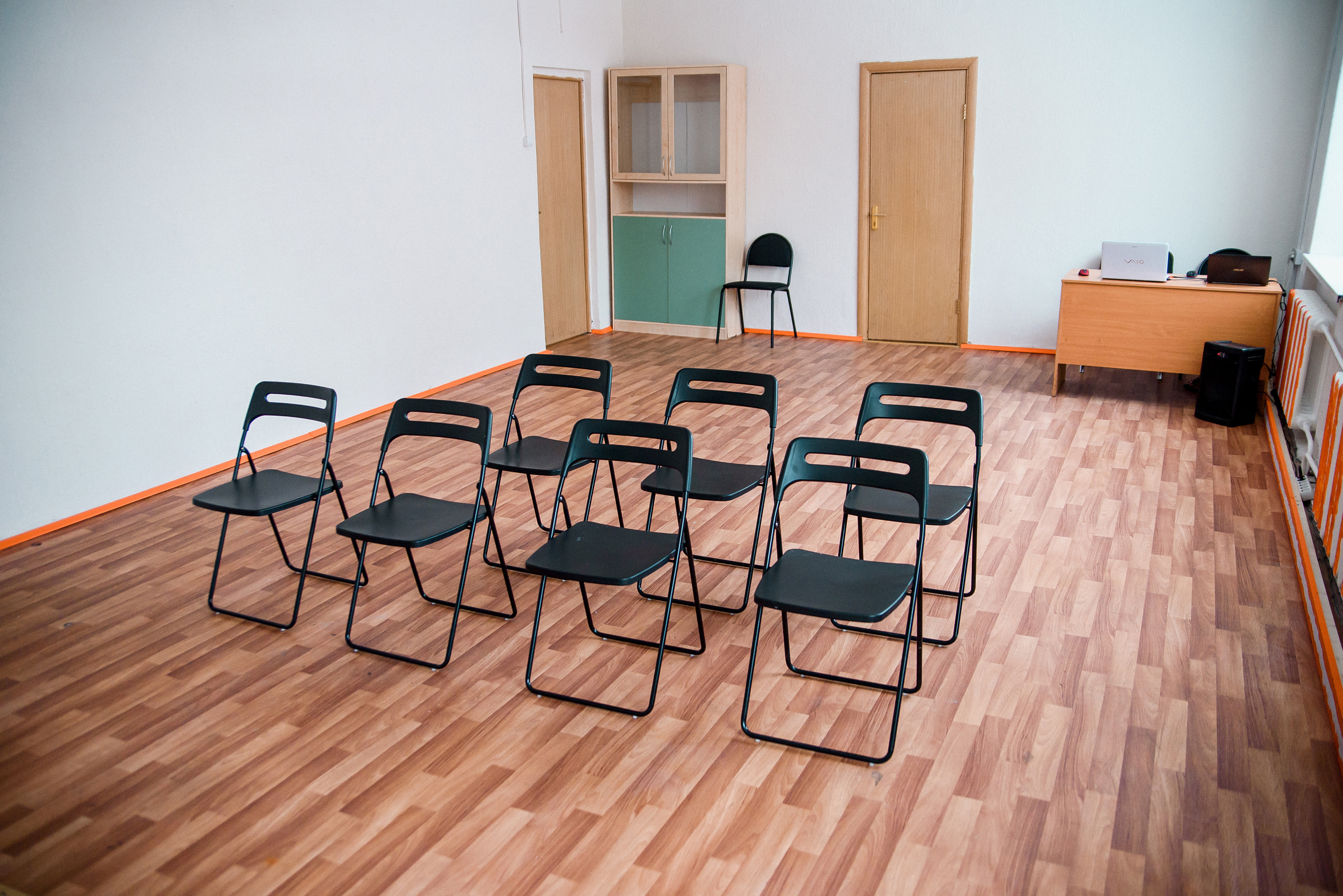 стулья для семинаров и тренингов складные