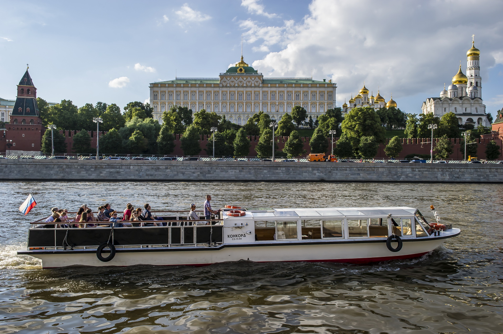 Речная прогулка с дискотекой москва. Теплоход Конкорд в Москве. Теплоход фараон в Москве. Речной трамвайчик, Конкорд.. Речные прогулки по Москва-реке.